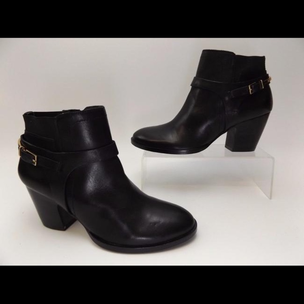 Leather Signature Ankle. Size 7.5 M. Used once.